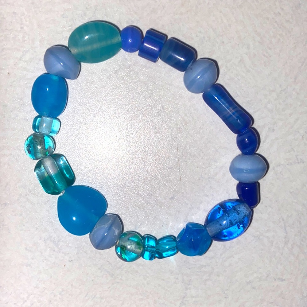 Elastic glass beaded bracelet